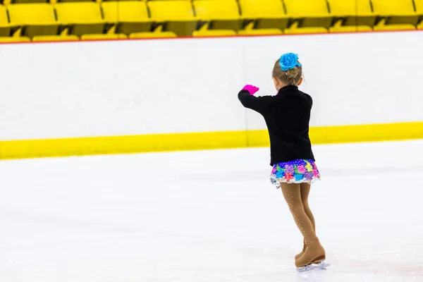 Jeune patineur artistique pratiquant — Photo