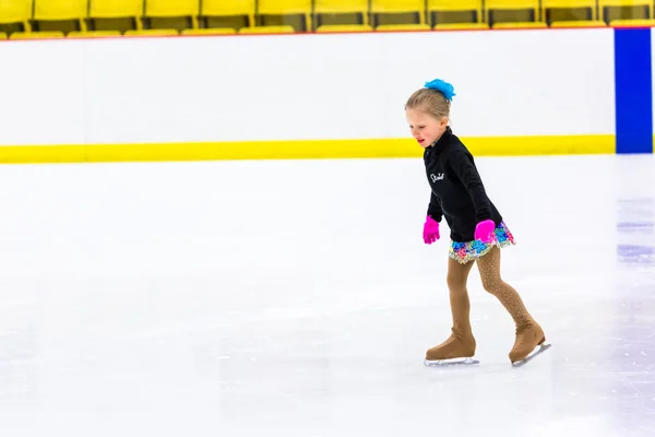 Jovem patinador artístico praticando — Fotografia de Stock