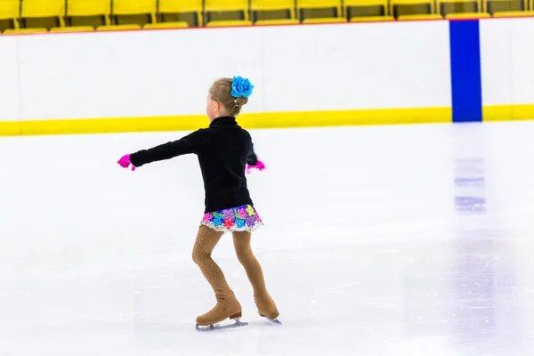 Jonge kunstschaatsster beoefenen — Stockfoto