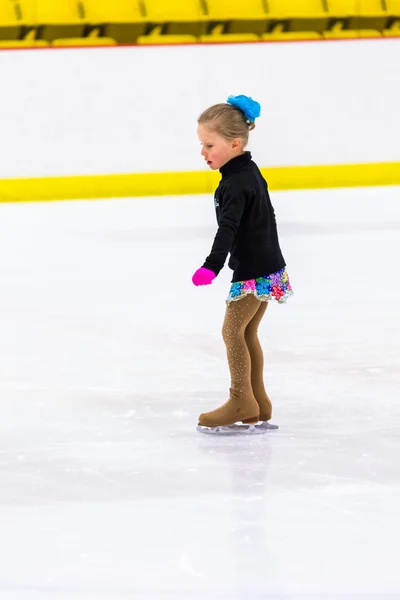 Jonge kunstschaatsster beoefenen — Stockfoto