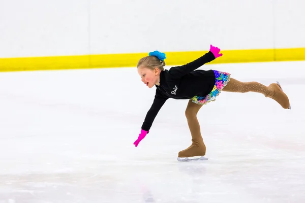 Jovem patinador artístico praticando — Fotografia de Stock