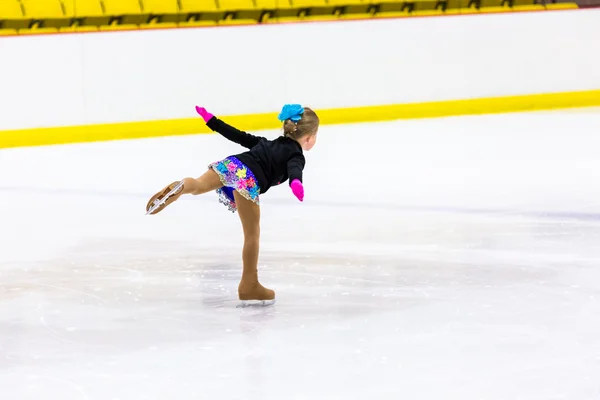 Jovem patinador artístico praticando — Fotografia de Stock