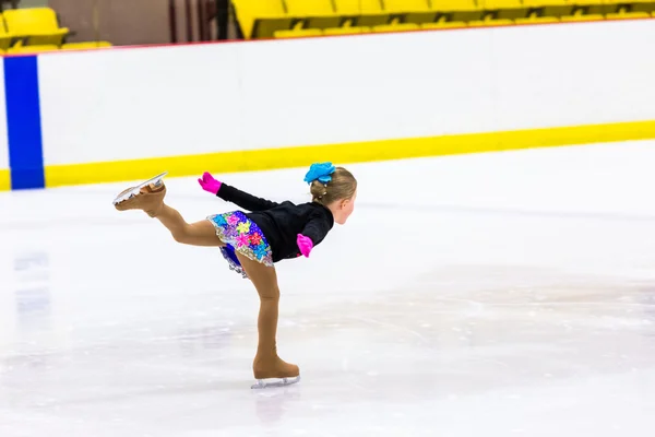 Young figure skater practicing — Stock Photo, Image