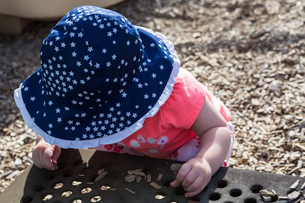 Peuter meisje spelen op tot veel — Stockfoto