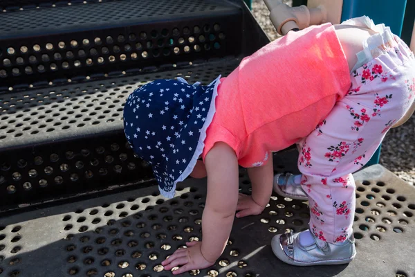 Niña jugando en el lote tot —  Fotos de Stock