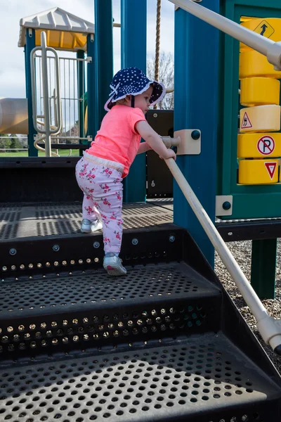 Niña jugando en el lote tot —  Fotos de Stock