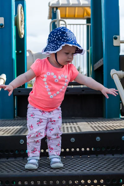 Bambino ragazza giocare su tot lotto — Foto Stock