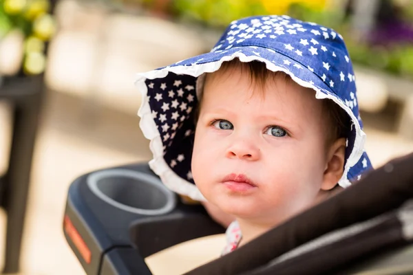 Schattig peuter meisje in wandelwagen — Stockfoto