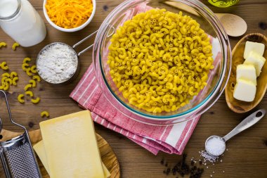 Preparing macaroni and cheese clipart