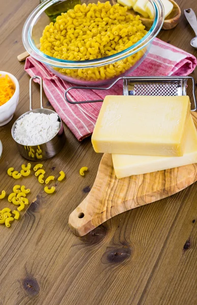 Preparing macaroni and cheese — Stock Photo, Image