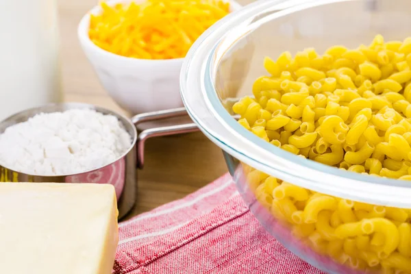 Voorbereiding van macaroni en kaas — Stockfoto