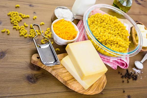 Preparação de macarrão e queijo — Fotografia de Stock