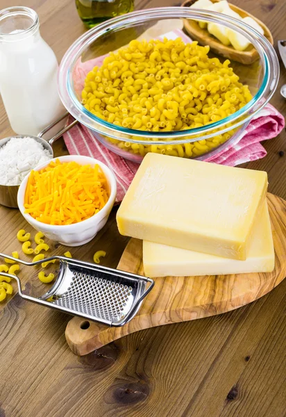 Voorbereiding van macaroni en kaas — Stockfoto