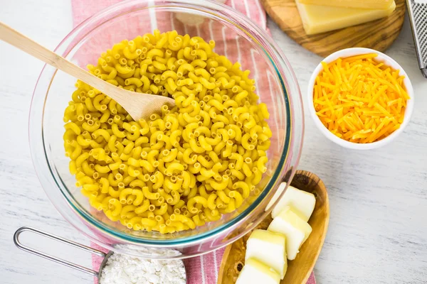 Voorbereiding van macaroni en kaas — Stockfoto
