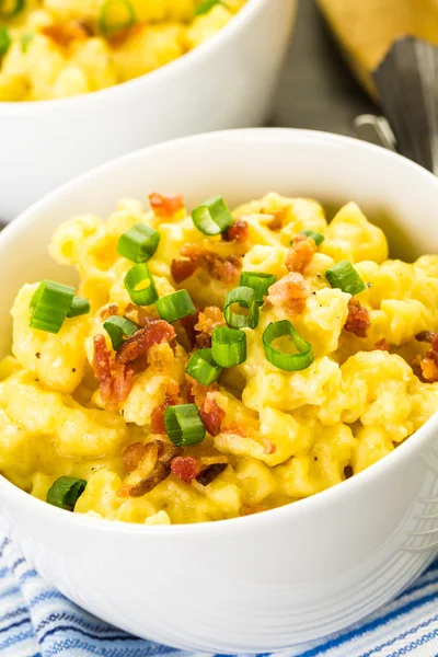 Macaroni and cheese with bacon bits — Stock Photo, Image