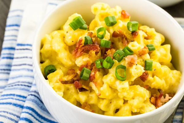 Macaroni and cheese with bacon bits — Stock Photo, Image