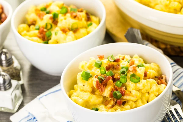 Macarrão e queijo com pedaços de bacon — Fotografia de Stock