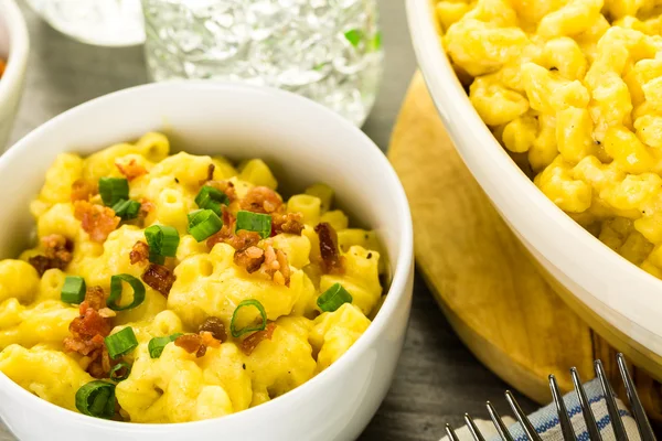 Macarrão e queijo com pedaços de bacon — Fotografia de Stock