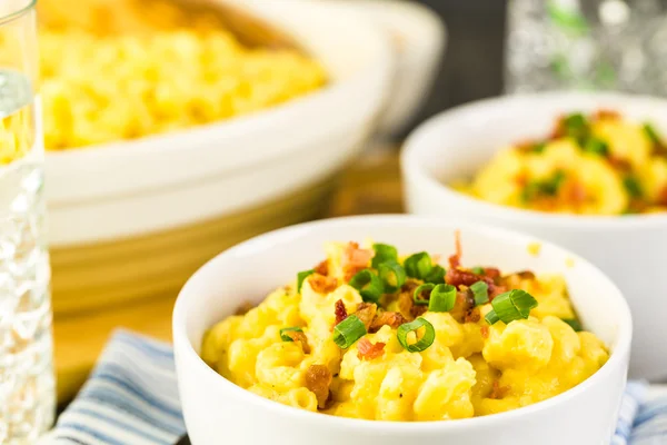 Makkaroni und Käse mit Speckstückchen — Stockfoto