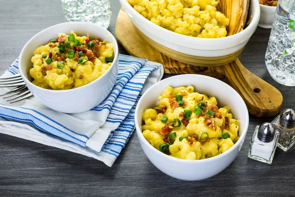 Macarrones y queso con trozos de tocino —  Fotos de Stock