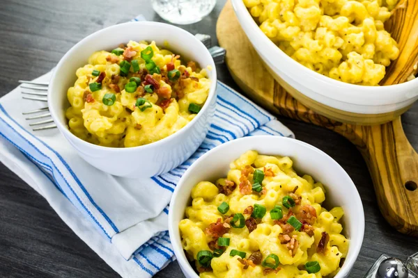 Macarrones y queso con trozos de tocino — Foto de Stock