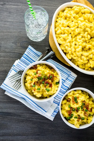 Makkaroni und Käse mit Speckstückchen — Stockfoto