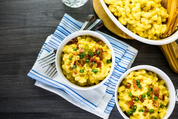 Macarrones y queso con trozos de tocino —  Fotos de Stock