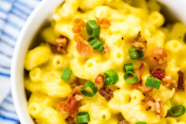 Macarrones y queso con trozos de tocino —  Fotos de Stock