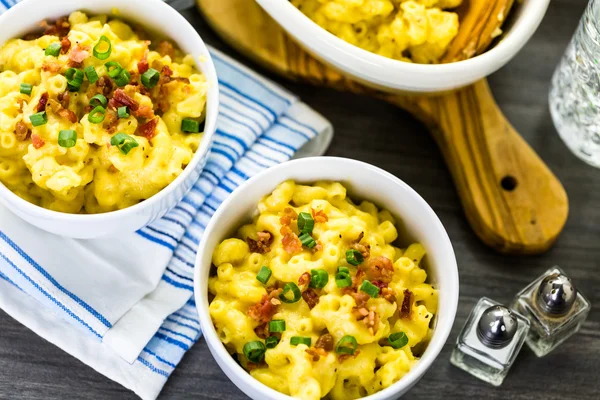 Makkaroni und Käse mit Speckstückchen — Stockfoto