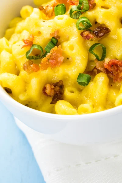 Macaroni and cheese with bacon bits — Stock Photo, Image