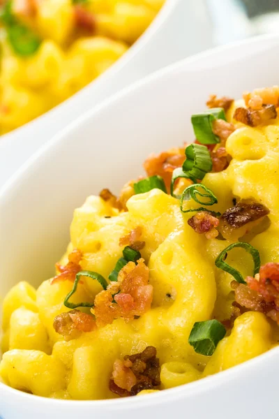 Macaroni and cheese with bacon bits — Stock Photo, Image