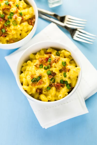 Macaroni and cheese with bacon bits — Stock Photo, Image