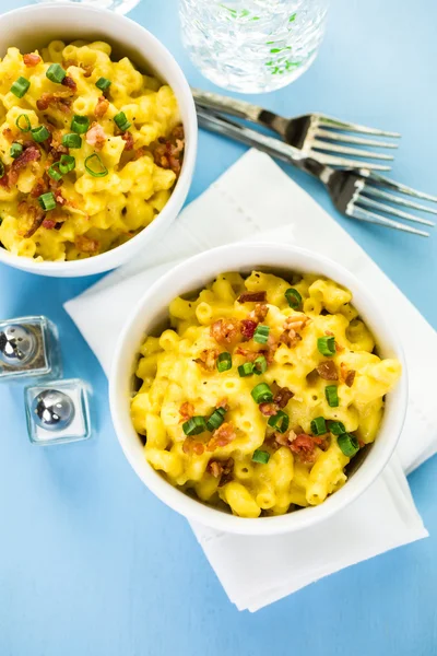 Macaroni and cheese with bacon bits — Stock Photo, Image