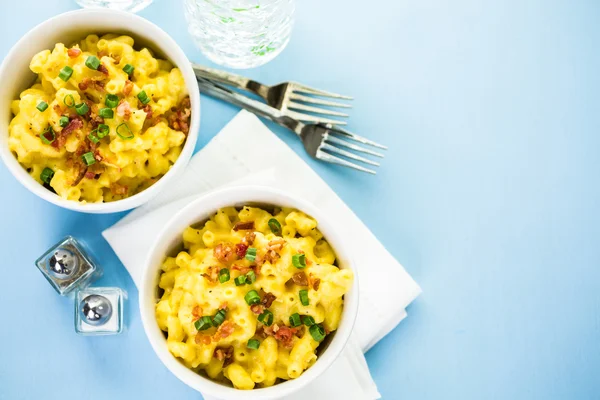 Macarrones y queso con trozos de tocino — Foto de Stock