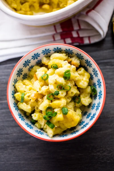 Macarrão e queijo com cebolinha — Fotografia de Stock