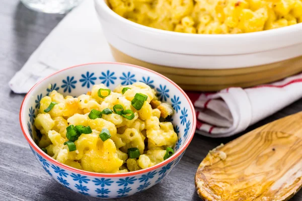 Macarrones y queso con cebollino — Foto de Stock