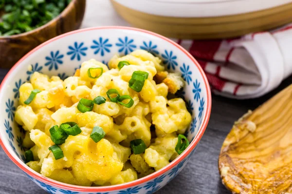 Macarrones y queso con cebollino — Foto de Stock