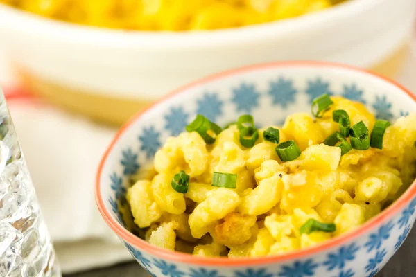 Macarrones y queso con cebollino — Foto de Stock