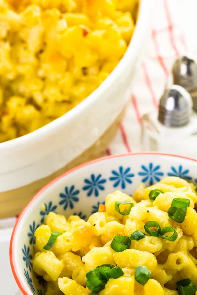 Macarrones y queso con cebollino —  Fotos de Stock