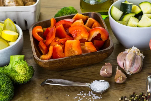 Légumes mélangés sur table — Photo