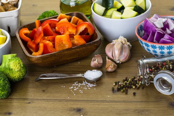 Légumes mélangés sur table — Photo