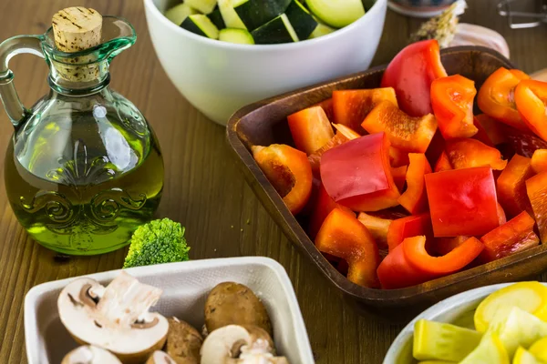 Gemengde groenten op tafel — Stockfoto