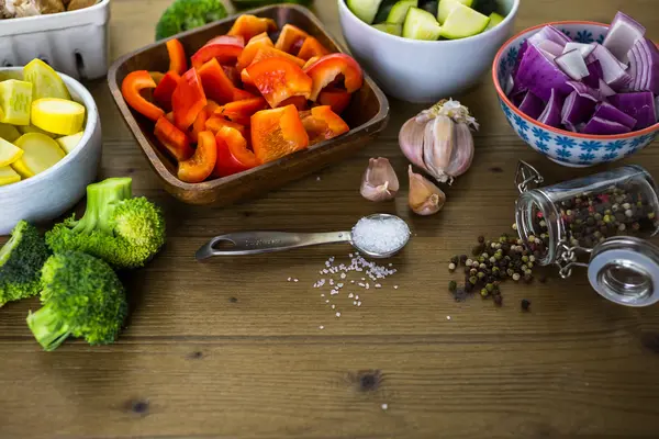 Gemengde groenten op tafel — Stockfoto