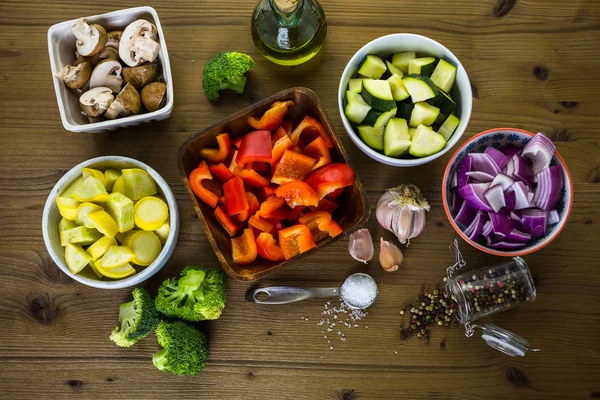 Gemengde groenten op tafel — Stockfoto