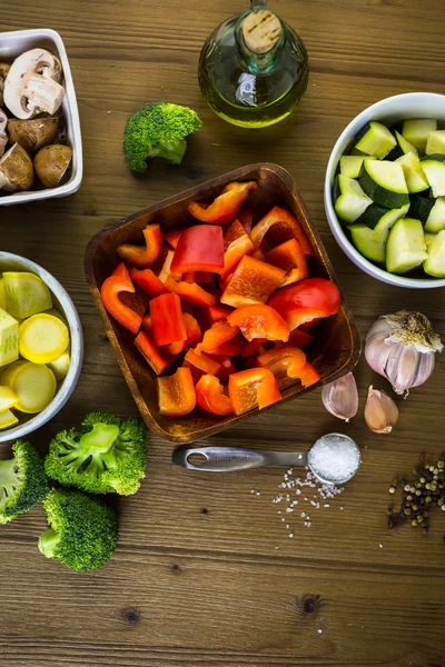 Gemengde groenten op tafel — Stockfoto