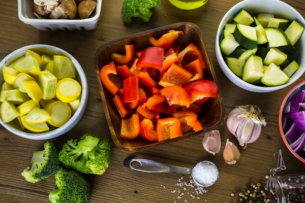Gemengde groenten op tafel — Stockfoto