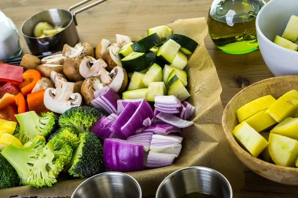 Blandade grönsaker på bordet — Stockfoto