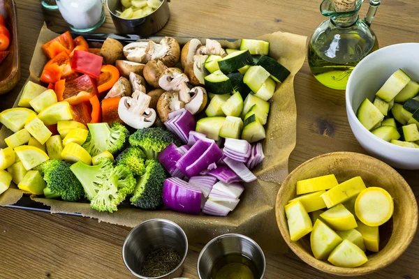 Gemengde groenten op tafel — Stockfoto