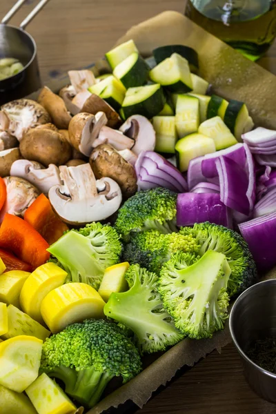 Verduras mixtas en la mesa —  Fotos de Stock