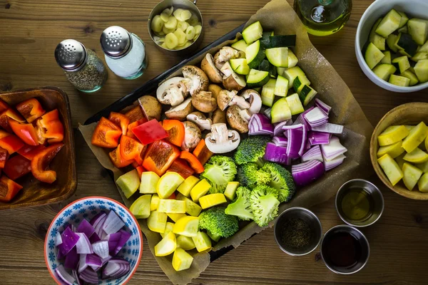 Gemengde groenten op tafel — Stockfoto